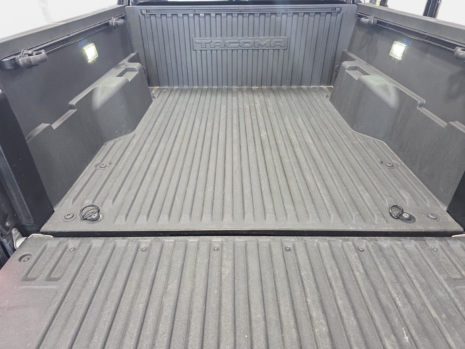 Used 2025 Toyota Tacoma SR5 AWD/4WD image 12