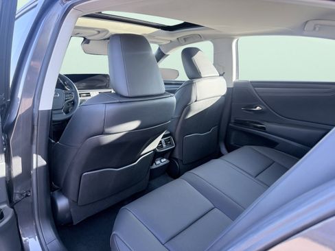 Used 2025 Lexus ES 300h w/ Premium Package image 15