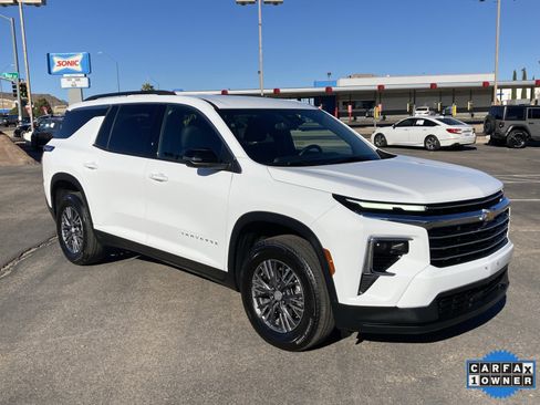 Used 2025 Chevrolet Traverse LT image 3