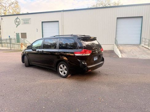 Used 2014 Toyota Sienna LE image 5