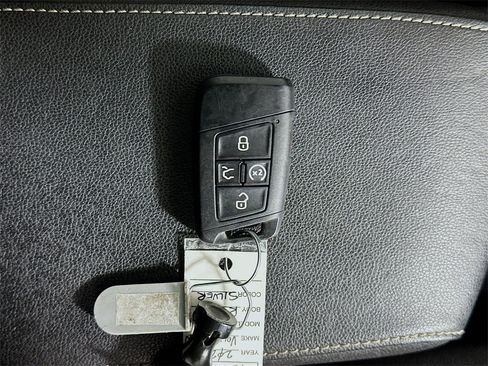 Used 2023 Volkswagen Tiguan SE R-Line image 35