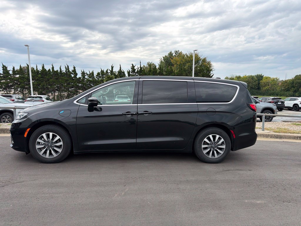 Used 2023 Chrysler Pacifica Touring-L FWD image 3