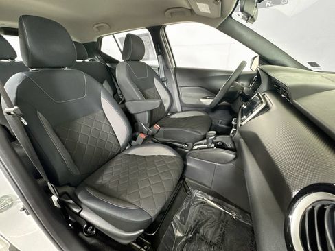 Used 2018 Nissan Kicks SV FWD image 25