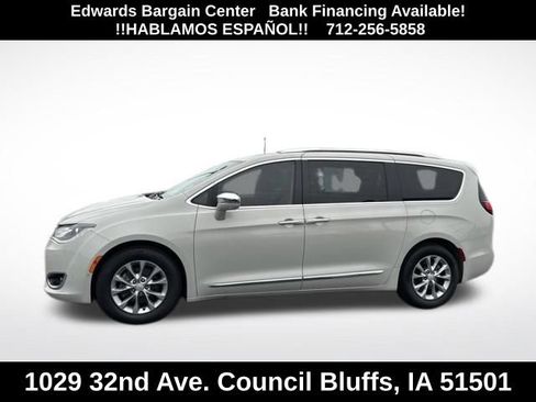 Used 2020 Chrysler Pacifica Limited w/ Tire & Wheel Group FWD image 4