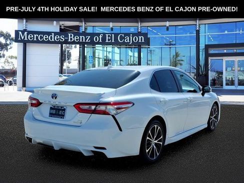 Used 2020 Toyota Camry SE w/ Sunroof Package FWD image 4