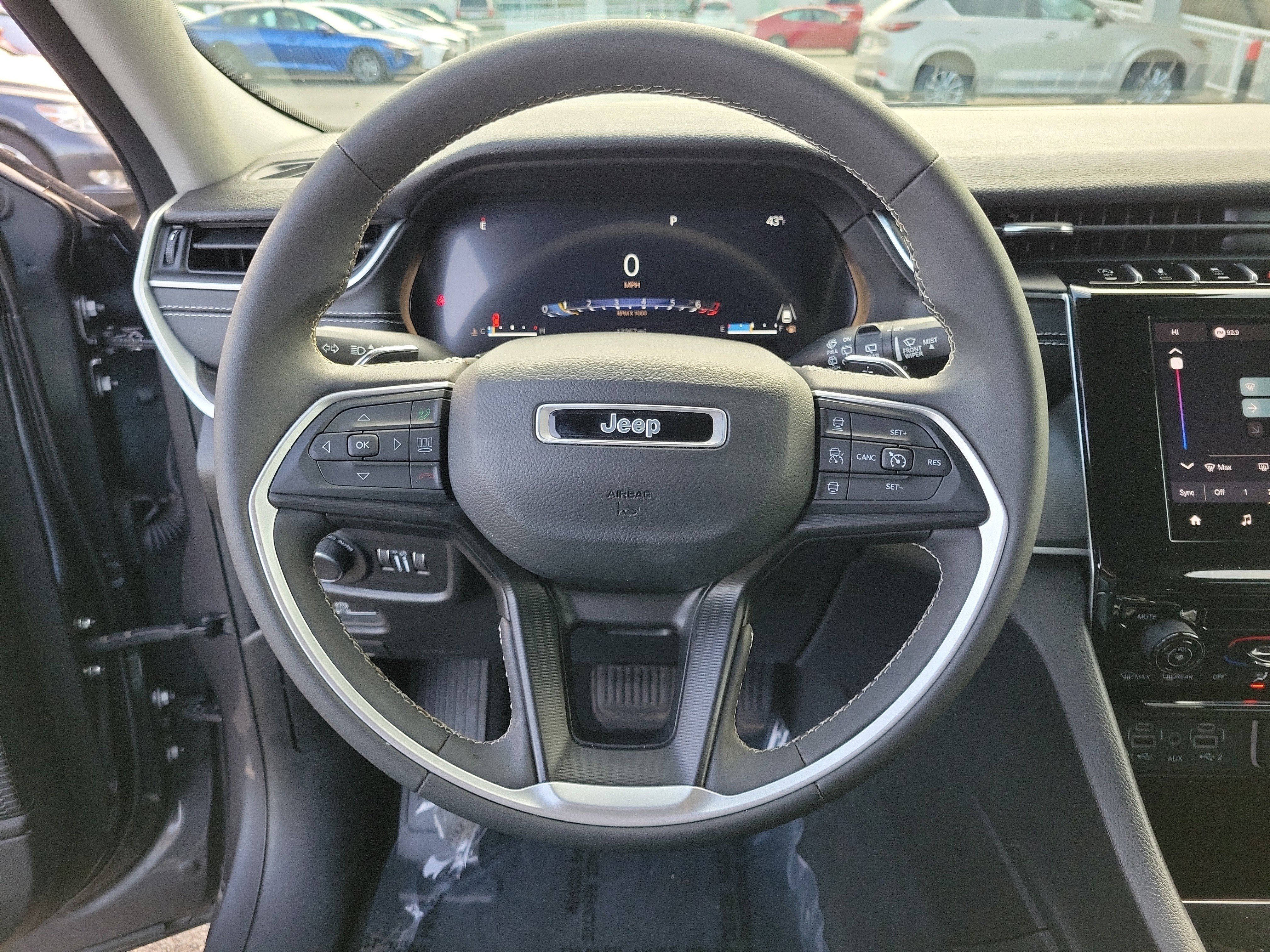 Used 2024 Jeep Grand Cherokee Laredo AWD/4WD image 21