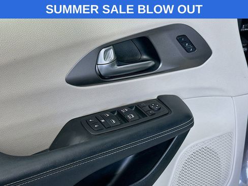 Used 2023 Chrysler Pacifica Touring-L FWD image 18