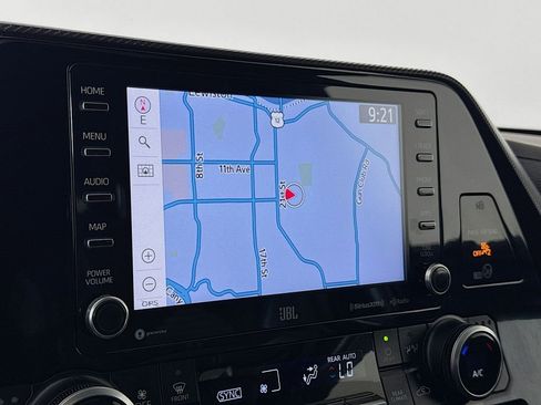 Used 2021 Toyota Highlander XSE image 18