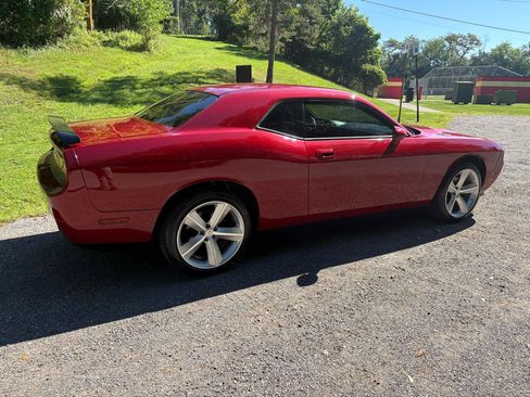 Used 2010 Dodge Challenger SE RWD image 9
