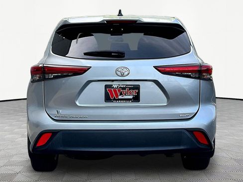 Used 2023 Toyota Highlander L AWD/4WD image 5