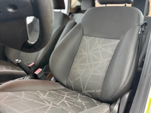 Used 2013 Ford Fiesta SE image 4