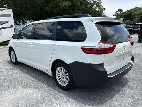 Used 2015 Toyota Sienna XLE FWD image 11