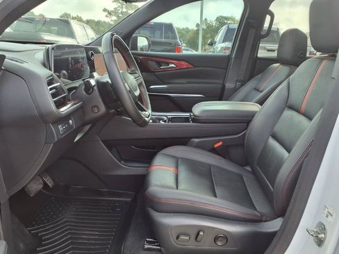 Used 2024 Chevrolet Traverse RS FWD image 16