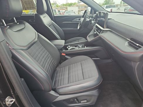 Used 2025 Ford Explorer ST-Line w/ ST-Line Street Pack image 10