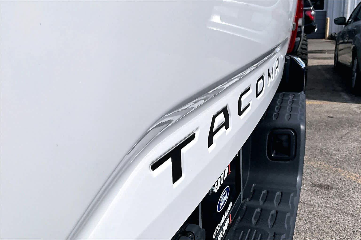 Used 2017 Toyota Tacoma TRD Off-Road w/ Tow Package (A/T) AWD/4WD image 10