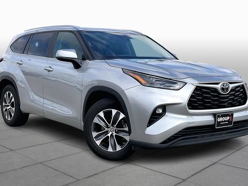 Used 2024 Toyota Highlander XLE image 3