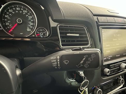Used 2017 Volkswagen Touareg Wolfsburg Edition image 32
