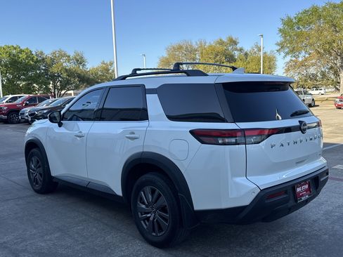 Used 2024 Nissan Pathfinder SV image 9