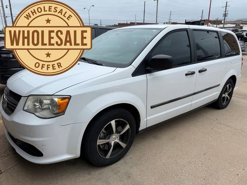 Used 2016 Dodge Grand Caravan American Value Package w/ UConnect Hands-Free Group FWD image 1