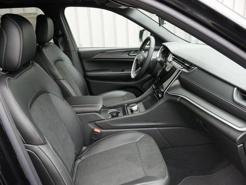 New 2025 Jeep Grand Cherokee Altitude image 22