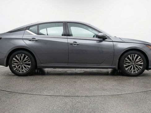 Used 2025 Nissan Altima 2.5 SV FWD image 11