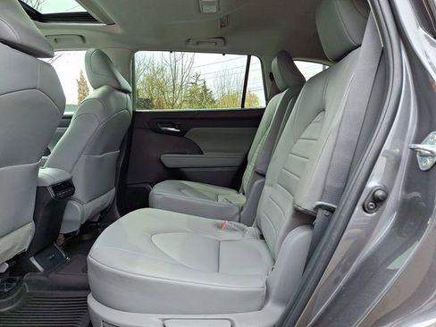 Used 2022 Toyota Highlander XLE image 10