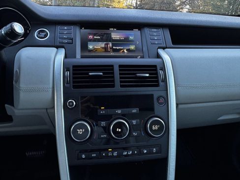 Used 2019 Land Rover Discovery Sport SE image 18