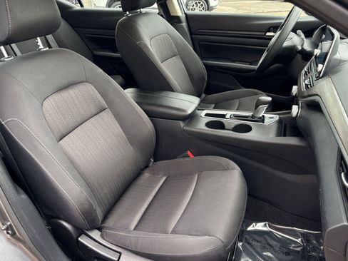 Used 2025 Nissan Altima 2.5 SV FWD image 36