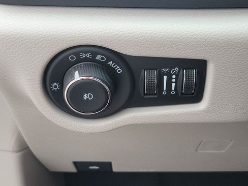 Used 2024 Chrysler Pacifica Touring-L FWD image 27