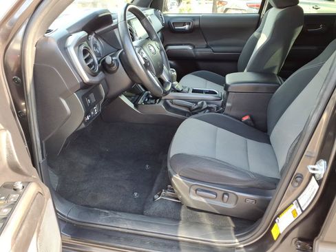 Used 2021 Toyota Tacoma TRD Off-Road w/ Technology Package AWD/4WD image 15
