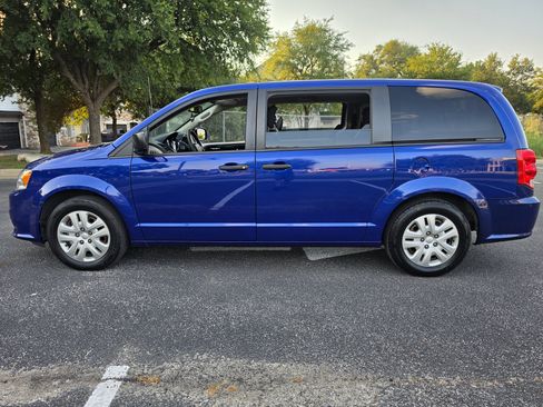 Used 2019 Dodge Grand Caravan SE FWD image 4