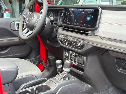 Used 2024 Jeep Wrangler Unlimited Sahara w/ Technology Group AWD/4WD image 11