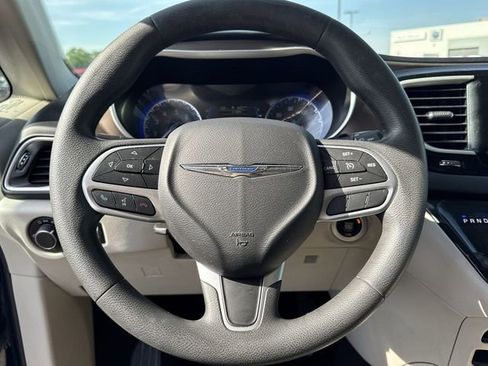 Used 2017 Chrysler Pacifica Touring FWD image 20