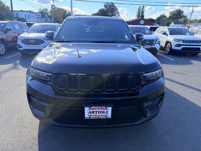 Used 2024 Jeep Grand Cherokee Altitude AWD/4WD image 2