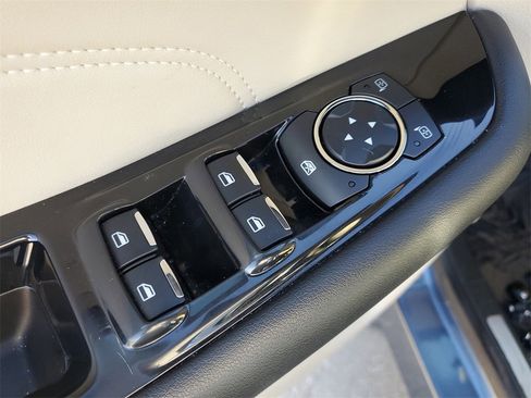 Used 2019 Ford Edge Titanium image 25