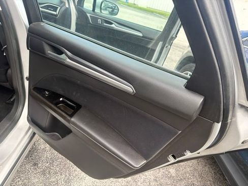 Used 2016 Ford Fusion SE FWD image 17
