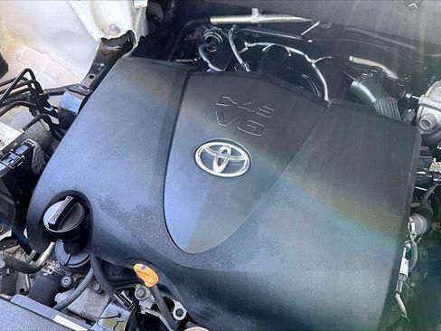 Used 2017 Toyota Highlander XLE FWD image 32