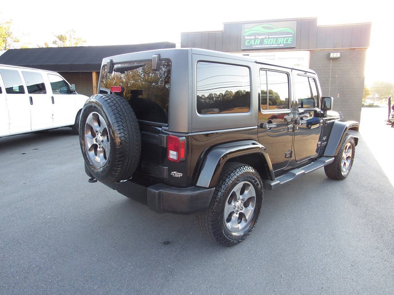 Used 2018 Jeep Wrangler Unlimited Sahara AWD/4WD image 4