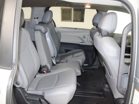 Used 2024 Toyota Sienna XLE image 32