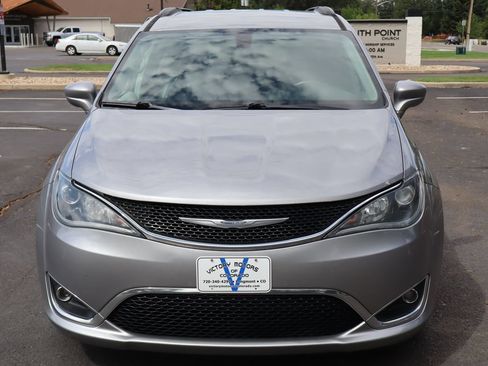 Used 2017 Chrysler Pacifica Touring-L w/ Tire & Wheel Group FWD image 12