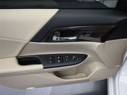 Used 2017 Honda Accord Touring image 23