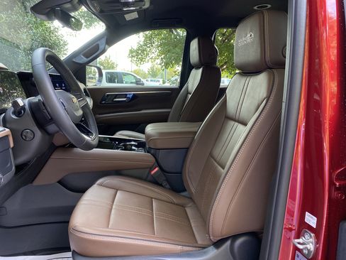 Used 2025 Chevrolet Tahoe High Country AWD/4WD image 16