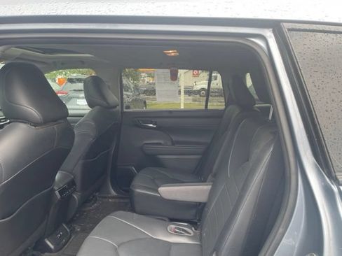 Used 2020 Toyota Highlander XLE AWD/4WD image 7