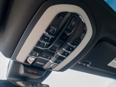 Certified 2026 Porsche Macan AWD/4WD image 21