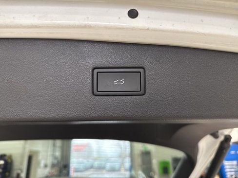 Certified 2022 Volkswagen Tiguan SE R-Line image 29