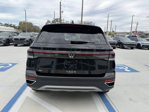 New 2026 Volkswagen Taos SE image 4