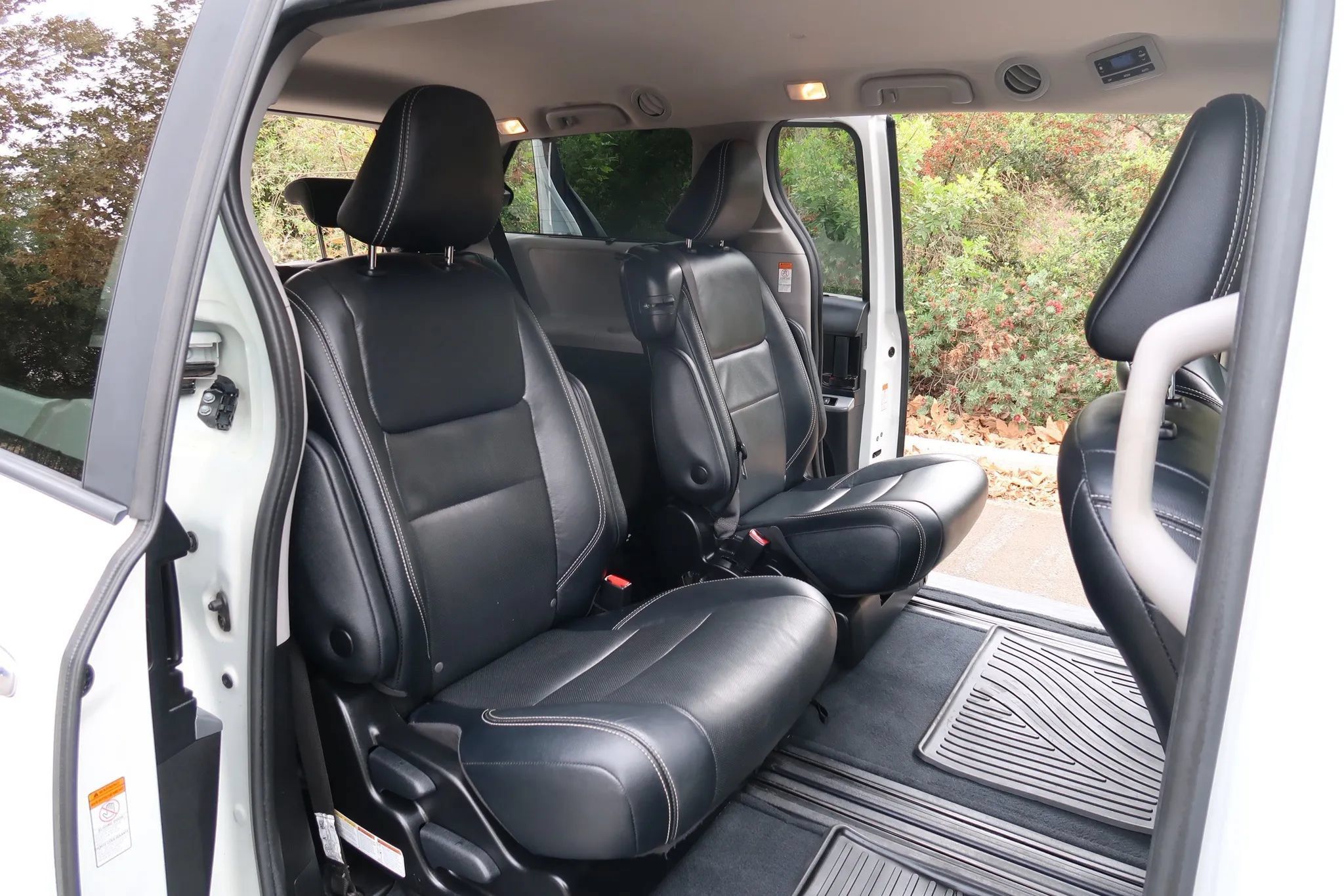 Used 2018 Toyota Sienna SE w/ Carpet Mat Package FWD image 21