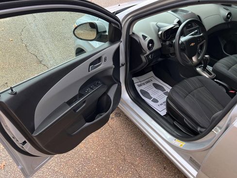 Used 2015 Chevrolet Sonic LT image 10