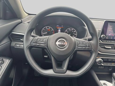 Used 2025 Nissan Altima 2.5 S FWD image 13