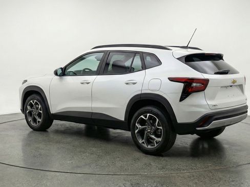 Used 2025 Chevrolet Trax LT w/ LT Convenience Package image 6